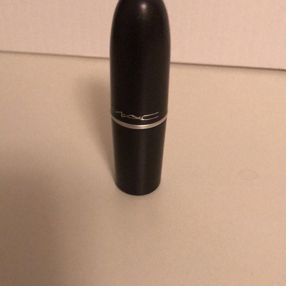 MAC COSMETICS | ‘Relentlessly Red’ Retro Matte Lipstick - Picture 4 of 6